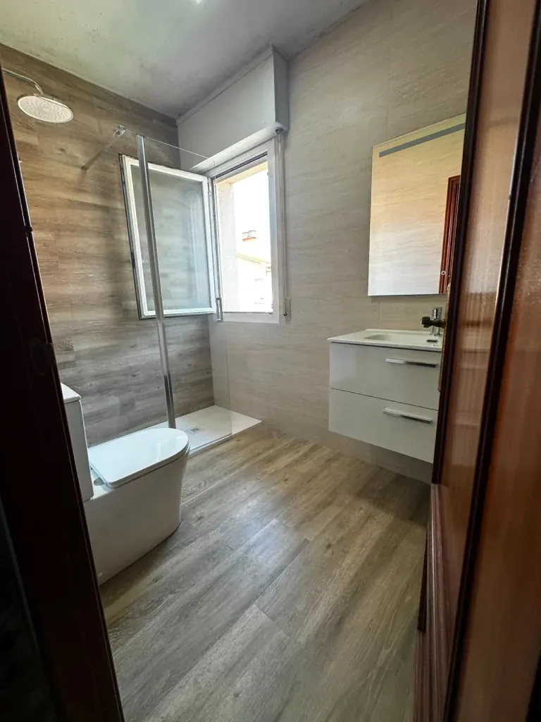 Baño reformado con plato de ducha y mueble suspendido