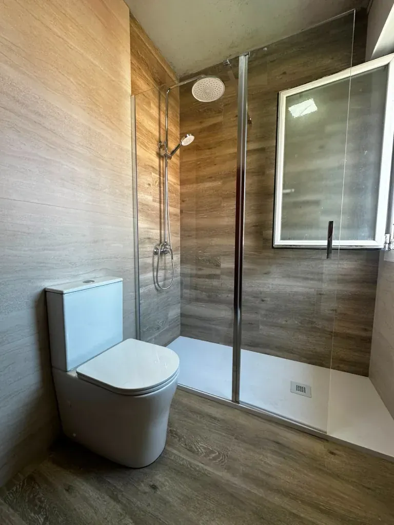 Ducha con mampara y alicatado imitación madera
