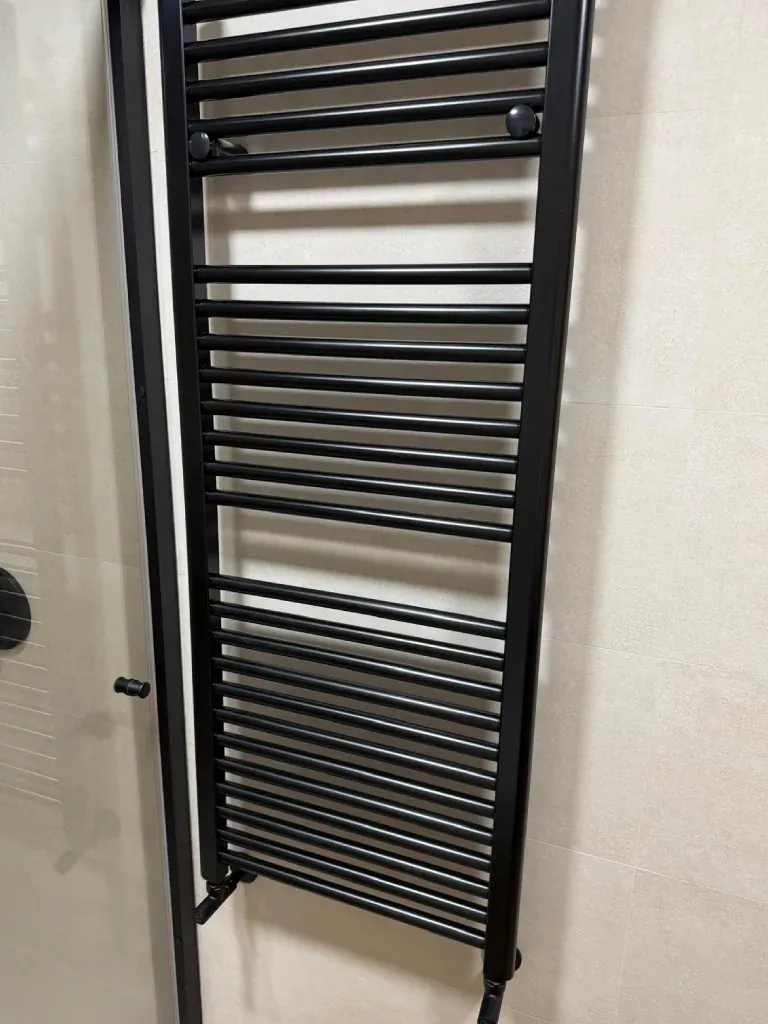 Toallero calefactor instalado en reforma de baño