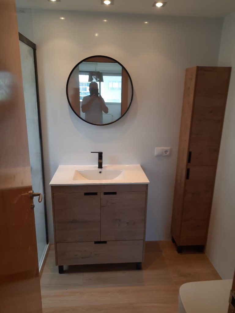 Mueble de lavabo en madera con columna auxiliar